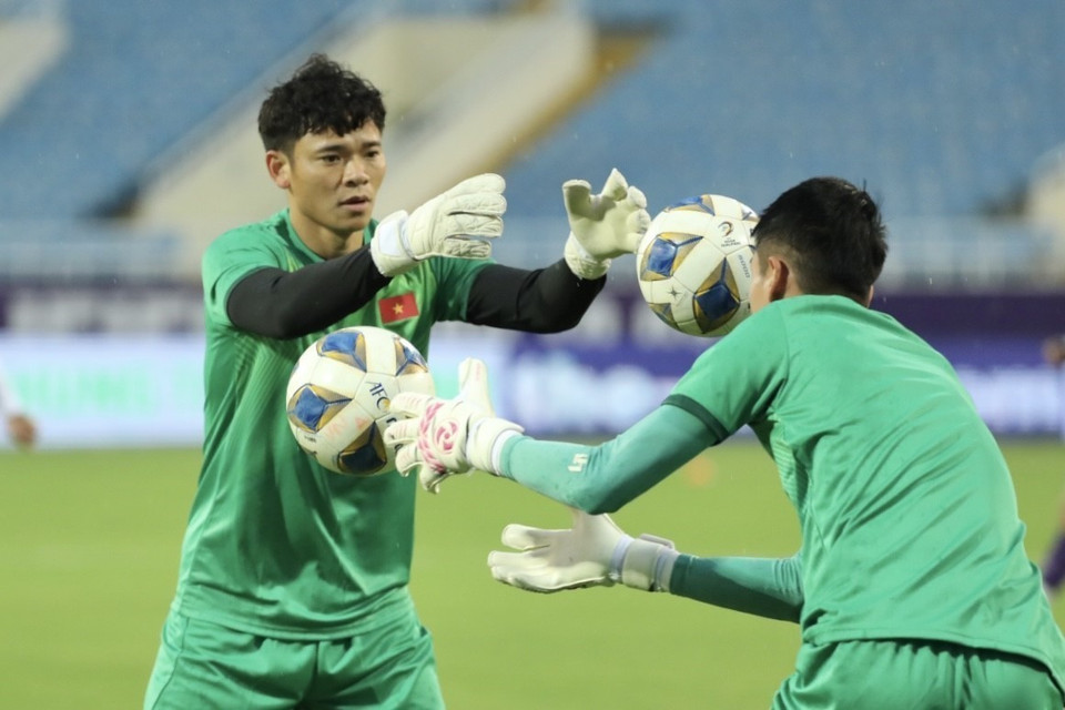 Thủ môn Nguyên Mạnh luyện tập cùng đồng đội chiều 23/3. (Ảnh: Minh Quyết/TTXVN)