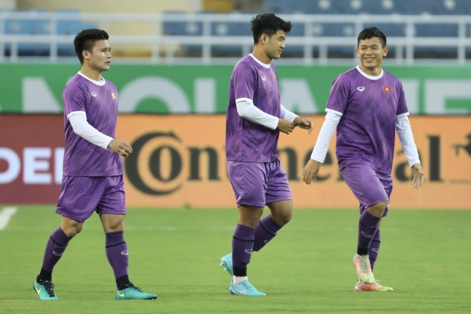 Cầu thủ Quang Hải cùng đồng đội ra sân tập chiều 23/3. (Ảnh: Minh Quyết/TTXVN)