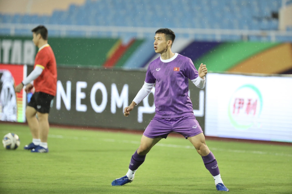 Tiền vệ Đỗ Hùng Dũng luyện tập cùng đồng đội trên sân vận động quốc gia Mỹ Đình chiều 23/3. (Ảnh: Minh Quyết/TTXVN)