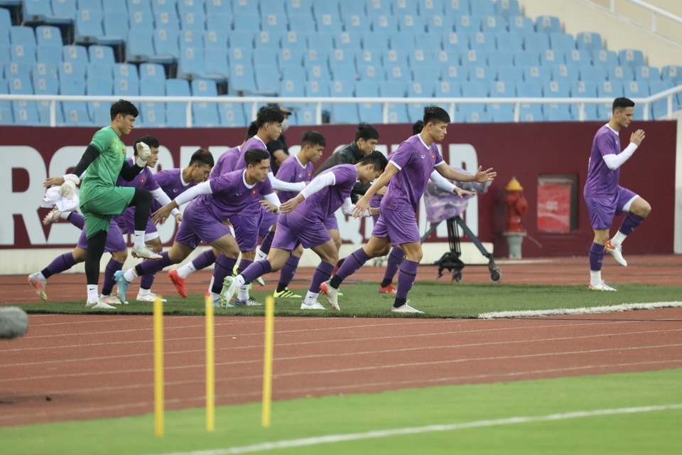 Các cầu thủ đội tuyển Việt Nam tập trên sân vận động quốc gia Mỹ Đình chiều 23/3. (Ảnh: Minh Quyết/TTXVN)