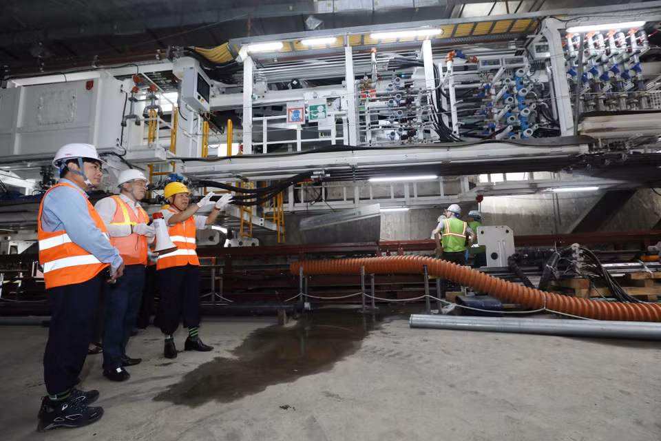 Đoàn công tác của Ban chỉ đạo Tháng hành động về An toàn, vệ sinh lao động Trung ương kiểm tra tại Dự án Metro Line 3 Hà Nội. (Ảnh: Anh Tuấn/TTXVN)