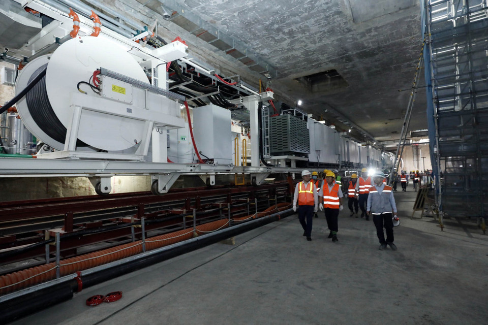 Đoàn công tác của Ban chỉ đạo Tháng hành động về An toàn, vệ sinh lao động Trung ương kiểm tra tại Dự án Metro Line 3 Hà Nội. (Ảnh: Anh Tuấn/TTXVN)