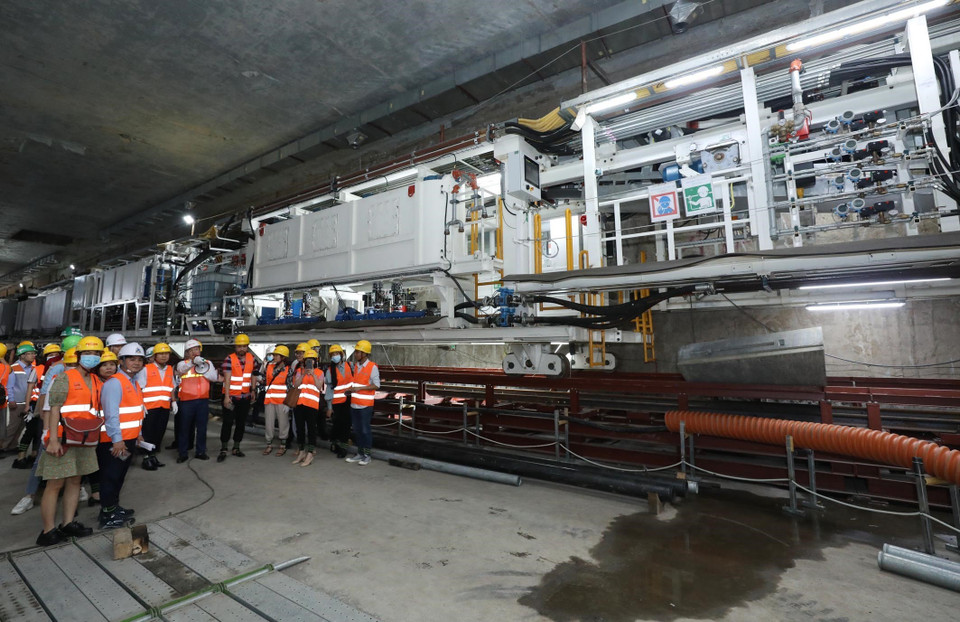 Đoàn công tác của Ban chỉ đạo Tháng hành động về An toàn, vệ sinh lao động Trung ương kiểm tra tại Dự án Metro Line 3 Hà Nội. (Ảnh: Anh Tuấn/TTXVN)