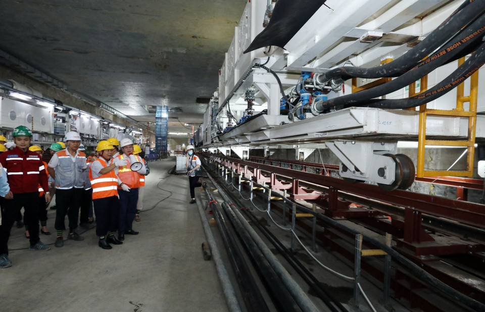 Đoàn công tác của Ban chỉ đạo Tháng hành động về An toàn, vệ sinh lao động Trung ương kiểm tra tại Dự án Metro Line 3 Hà Nội. (Ảnh: Anh Tuấn/TTXVN)