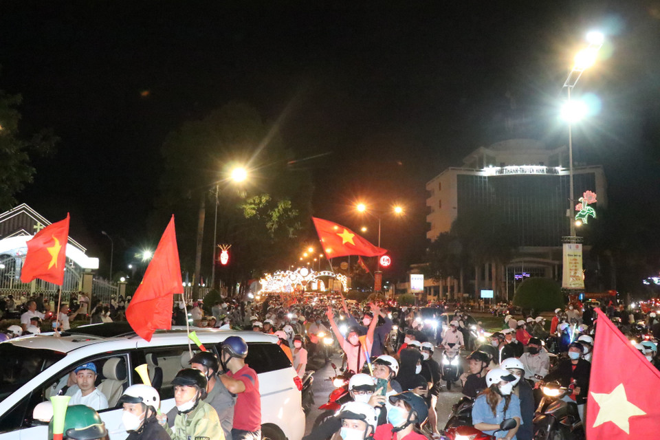 Người hâm mộ thành phố Buôn Ma Thuột đổ ra đường ăn mừng chiến thắng của đội tuyển U23 Việt Nam. (Ảnh: Tuấn Anh/TTXVN)