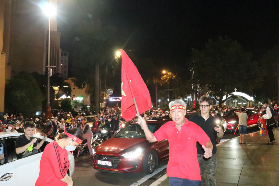 Người hâm mộ thành phố Buôn Ma Thuột đổ ra đường ăn mừng chiến thắng của đội tuyển U23 Việt Nam. (Ảnh: Tuấn Anh/TTXVN)