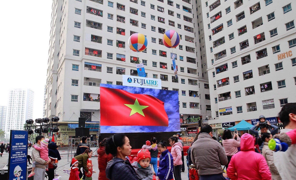 Tại khu chung cư Linh Đàm, các hộ dân treo cờ Tổ quốc cổ vũ đội tuyển Việt Nam. (Ảnh: Trọng Đạt/TTXVN)