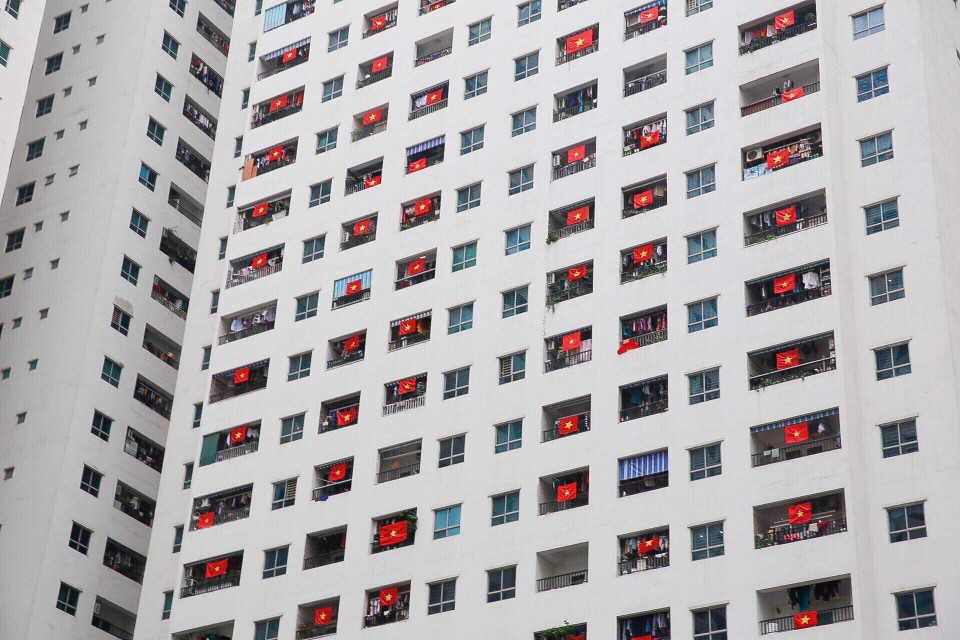 Tại khu chung cư Linh Đàm, các hộ dân treo cờ Tổ quốc cổ vũ đội tuyển Việt Nam. (Ảnh: Trọng Đạt/TTXVN)