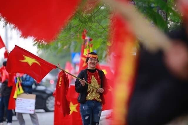 Người hâm mộ đến cổ vũ đội tuyển Việt Nam tại khu vực sân Mỹ Đình. (Ảnh: Trọng Đạt/TTXVN)