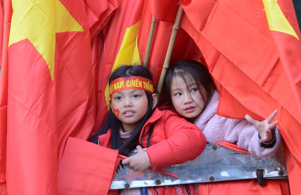 Bầu không khí cổ vũ cho Đội tuyển bóng đá Việt Nam đang lan tỏa khắp các tuyến phố tại Thủ đô Hà Nội. (Ảnh: Quang Quyết/TTXVN)