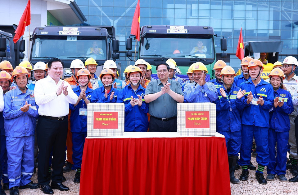 Thủ tướng Phạm Minh Chính tặng quà động viên kỹ sư, công nhân thi công dự án. (Ảnh: Dương Giang/TTXVN)