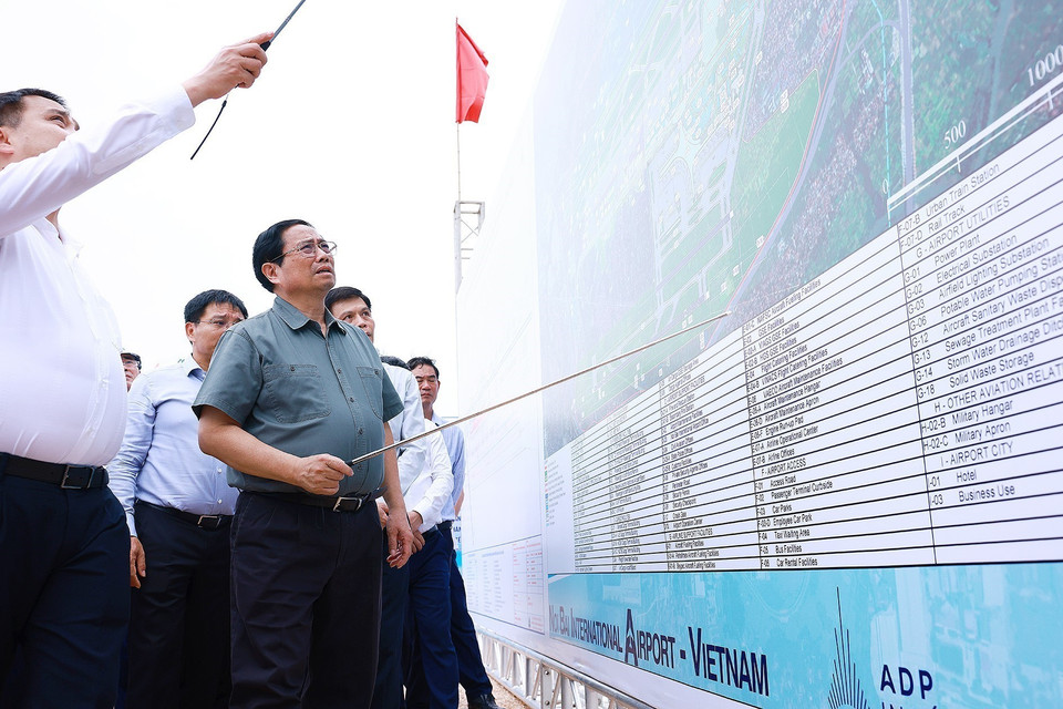 Thủ tướng Phạm Minh Chính xem báo cáo Dự án mở rộng Nhà ga hành khách T2, Cảng Hàng không quốc tế Nội Bài. (Ảnh: Dương Giang/TTXVN)