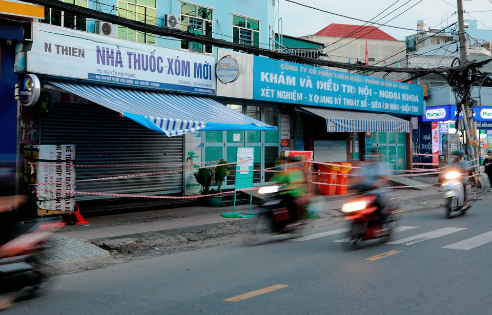 Phòng khám đa khoa Xóm Mới (quận Gò Vấp) tạm ngưng hoạt động do từng có trường hợp dương tính với SARS-CoV-2 đến khám bệnh. (Ảnh: An Hiếu/TTXVN)