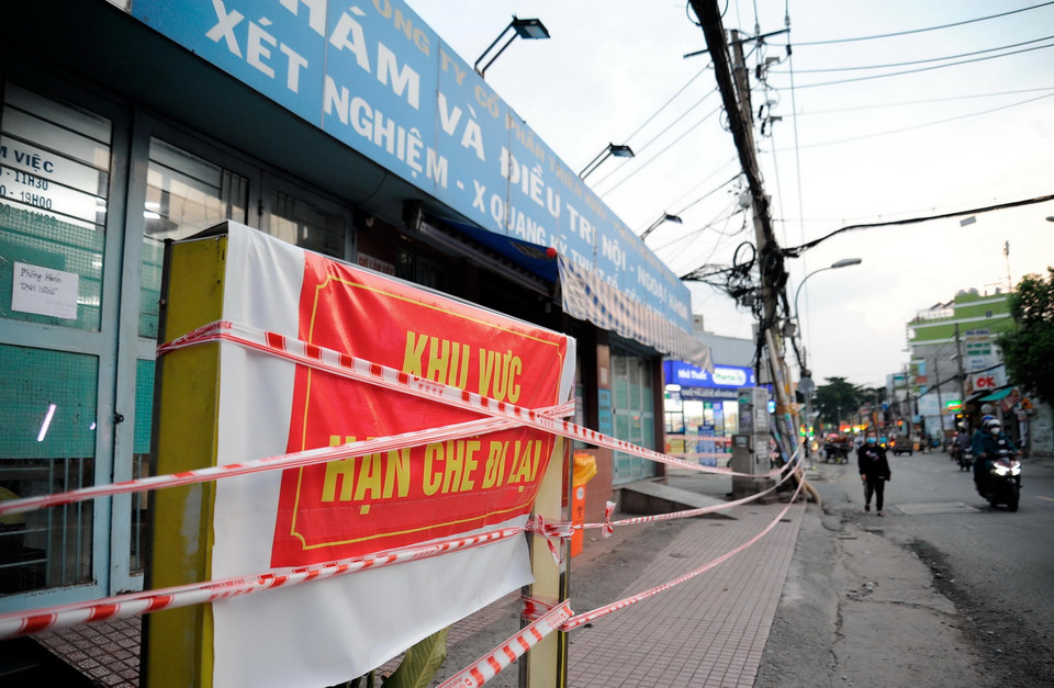 Phòng khám đa khoa Xóm Mới (quận Gò Vấp) tạm ngưng hoạt động do từng có trường hợp dương tính với SARS-CoV-2 đến khám bệnh. (Ảnh: An Hiếu/TTXVN)