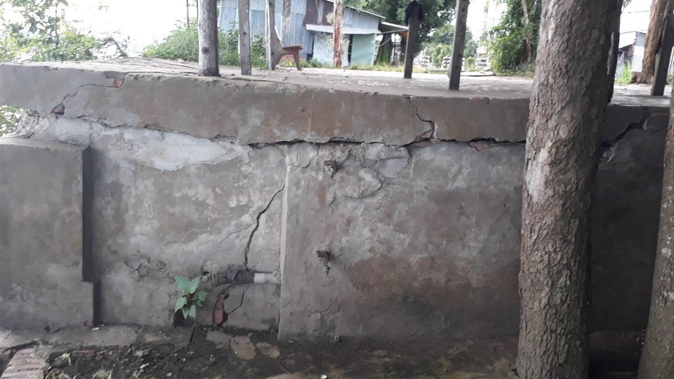 Vị trí nhà một người dân gần Quốc lộ 91 xuất hiện viết rạn nứt, nguy cơ sạt lở. (Ảnh: Công Mạo/TTXVN)