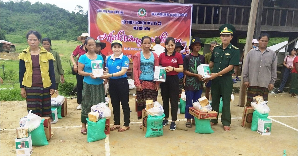Các em nhỏ và nhiều gia đình có hoàn cảnh khó khăn, chính sách ở Bản Sắt, xã Trường Sơn, huyện Quảng Ninh, Quảng Bình nhận quà, bánh Trung Thu từ các tấm lòng thiện nguyện. (Ảnh: Võ Dung/TTXVN)