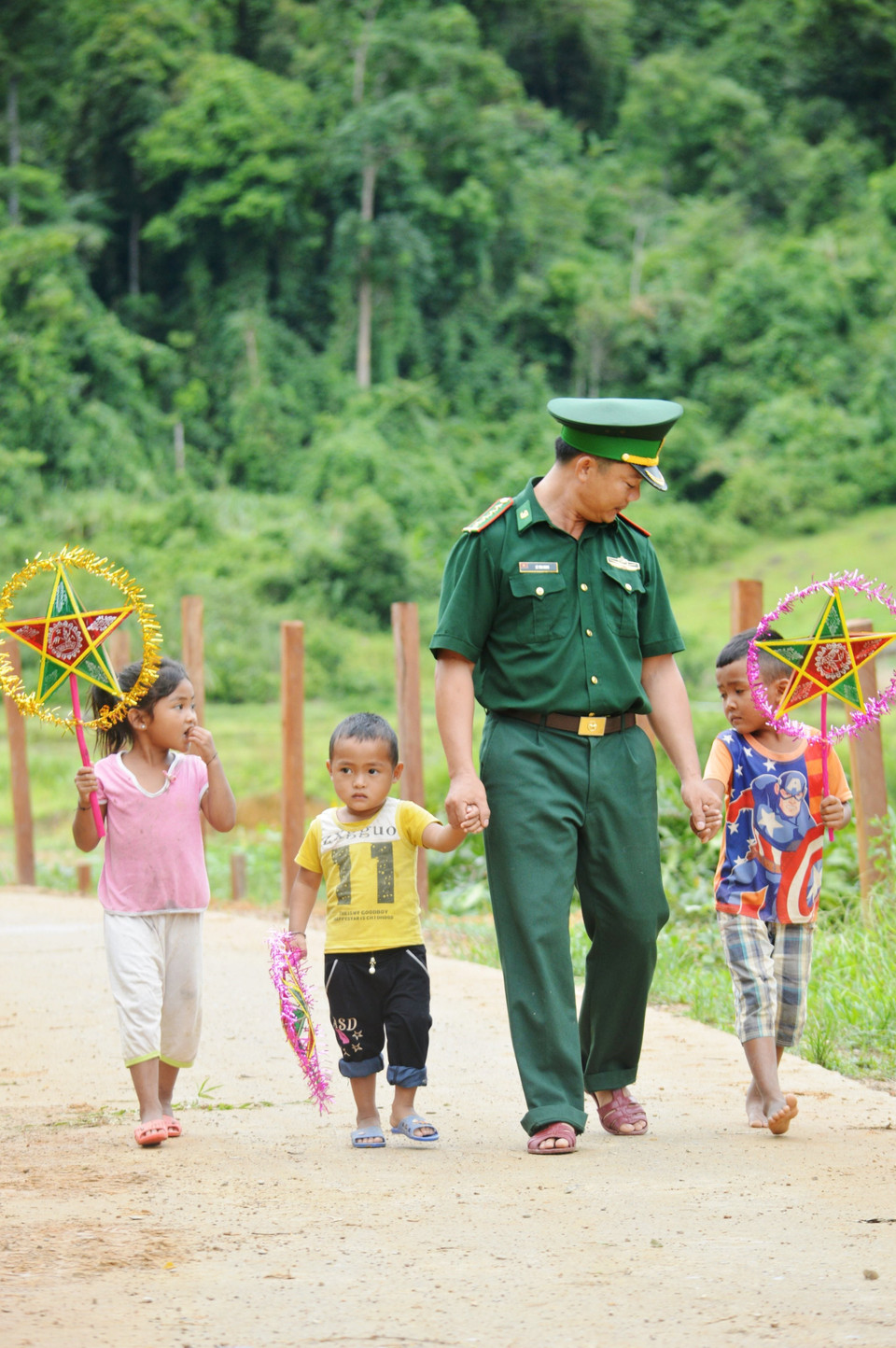 Niềm vui của các em nhỏ khi được tặng quà và đèn ông sao. (Ảnh: Võ Dung/TTXVN)