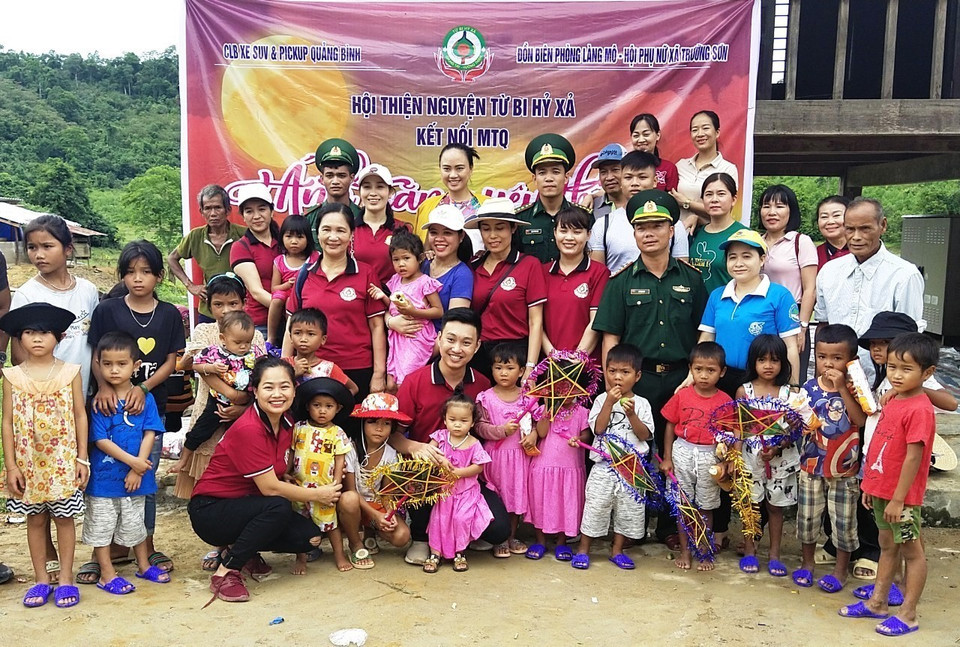 Các em nhỏ và nhiều gia đình có hoàn cảnh khó khăn, chính sách ở Bản Sắt, xã Trường Sơn, huyện Quảng Ninh, Quảng Bình nhận quà, bánh Trung Thu từ các tấm lòng thiện nguyện. (Ảnh: Võ Dung/TTXVN)