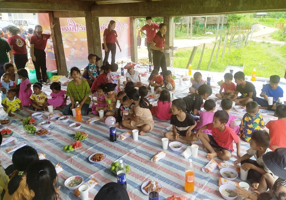 Các cháu thiếu nhi Bản Sắt, xã miền núi Trường Sơn, huyện Quảng Ninh, Quảng Bình vui Tết Trung Thu. (Ảnh: Võ Dung/TTXVN)