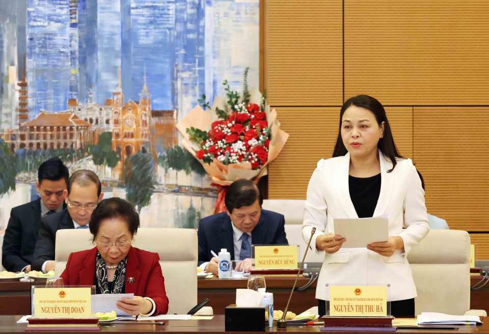 Phó Chủ tịch, Tổng Thư ký Ủy ban Trung ương Mặt trận Tổ quốc Việt Nam Nguyễn Thị Thu Hà trình bày báo cáo. (Ảnh: Nhan Sáng/TTXVN)