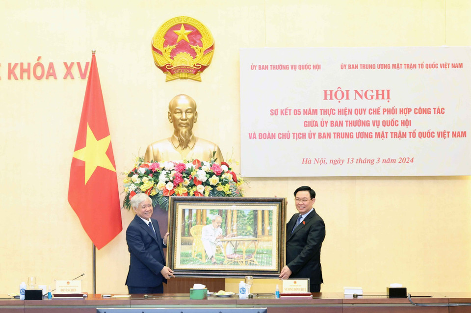 Chủ tịch Quốc hội Vương Đình Huệ thay mặt Ủy ban Thường vụ Quốc hội trao bức tranh Bác Hồ tặng Đoàn Chủ tịch Ủy ban Trung ương Mặt trận Tổ quốc Việt Nam. (Ảnh: Nhan Sáng/TTXVN)