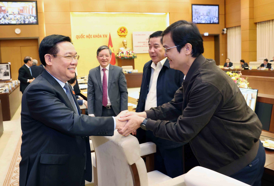 Chủ tịch Quốc hội Vương Đình Huệ với các đại biểu. (Ảnh: Nhan Sáng/TTXVN)