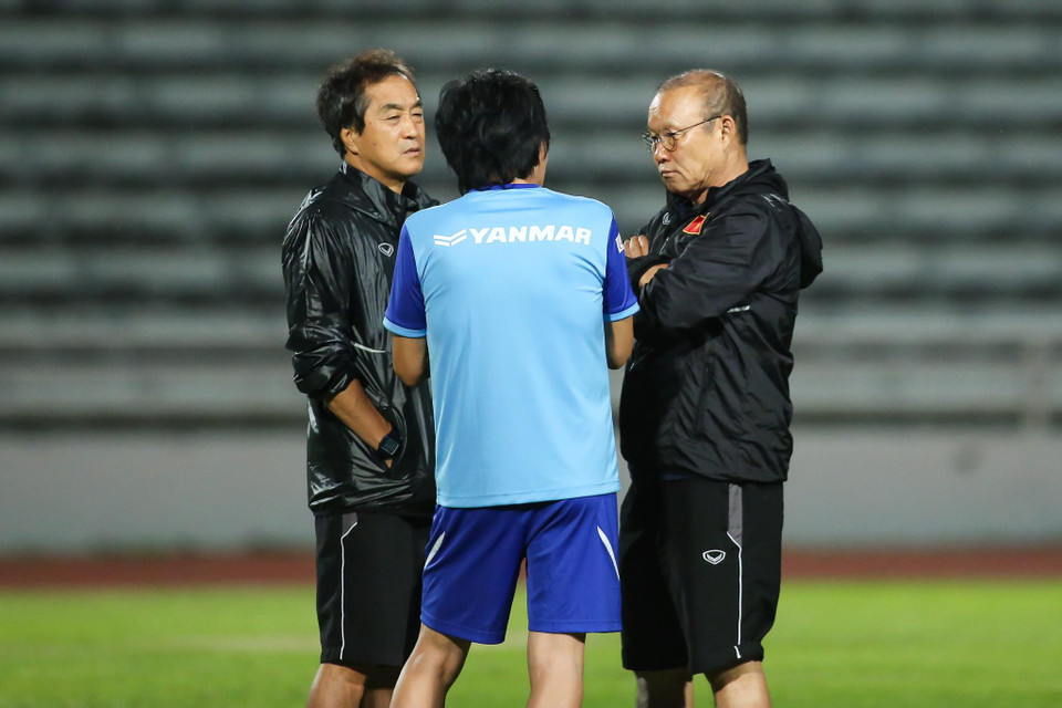 Huấn luyện viên Park Hang-seo trao đổi nhiều với trợ lý Lee Young Jin và bác sỹ Choi Ju-young về tình hình sức khoẻ và chấn thương của các cầu thủ. (Ảnh: Ngọc Anh/Vietnam+)