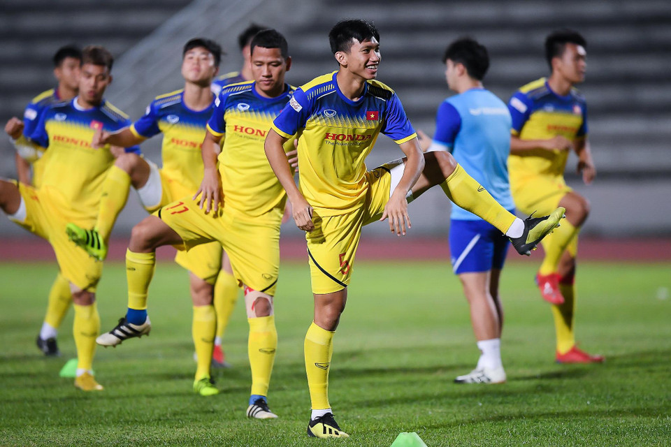 Đội tuyển Việt Nam thể hiện rõ sự tự tin trước trận chung kết King's Cup 2019 với đối thủ được đánh giá mạnh Curacao. Các tuyển thủ rạng rỡ, tươi cười và tràn đầy năng lượng trong buổi tập. (Ảnh: Hiếu Lương/Vietnam+)