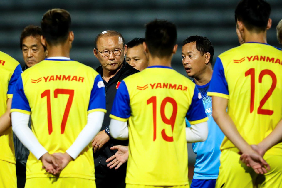 Huấn luyện viên Park Hang-seo dành nhiều lởi dặn dò cho học trò. Ông thầy người Hàn Quốc thường dành những lời động viên và khích lệ tinh thần để buổi tập đạt hiệu quả cao. (Ảnh: Minh Chiến/Vietnam+)
