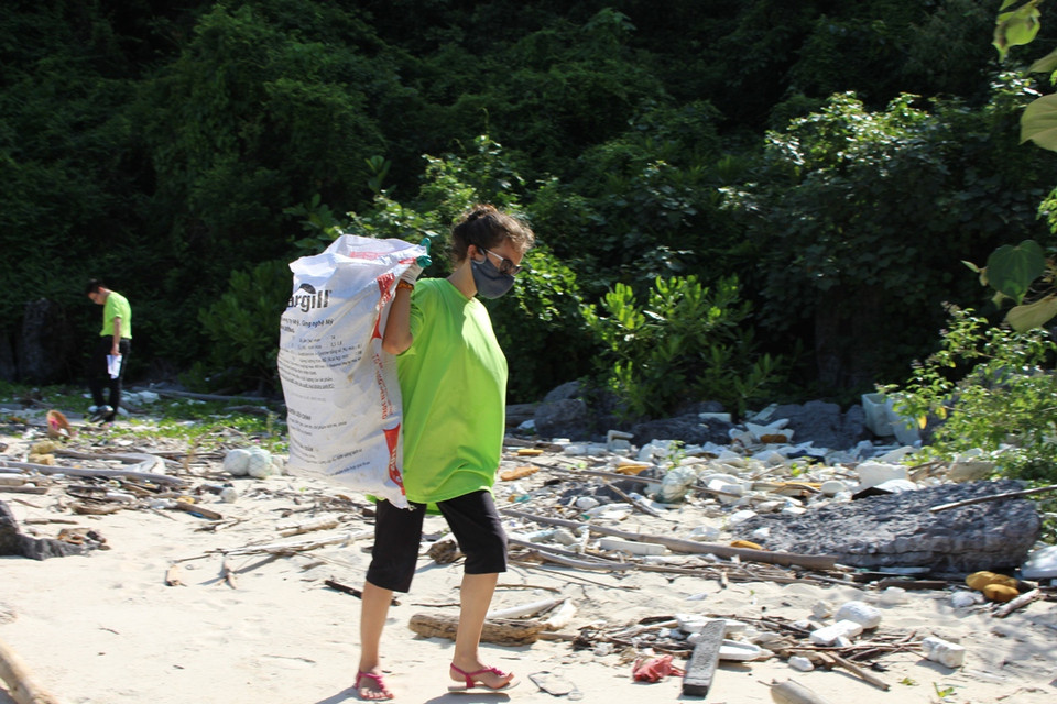 Tham gia chương trình thu gom rác còn có các bạn trẻ nước ngoài. (Ảnh: Hùng Võ/Vietnam+)