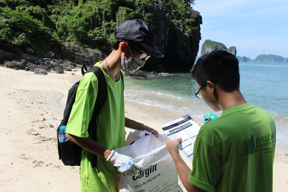 Phân loại rác thải theo hướng dẫn. (Ảnh: Hùng Võ/Vietnam+)