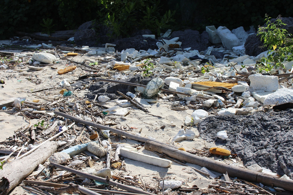 Rác thải trên một hòn đảo hoang. (Ảnh: Hùng Võ/Vietnam+)