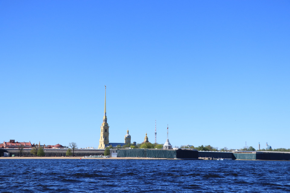 Bồng bềnh trên sông nước ngắm thành phố, những điểm du lịch nổi tiếng của Saint Petersburg lần lượt hiện ra trước mắt chúng tôi với những công trình mang phong cách kiến trúc cổ độc đáo, vườn hoa, khu phức hợp Bảo tàng quốc gia Hermitage, Cung điện mùa Đông…(Ảnh: Hùng Võ/Vietnam+)