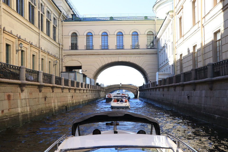 Trải qua nhiều thế kỷ hình thành và phát triển, Saint Petersburg còn có tên gọi là “thành phố của 101 hòn đảo” hay “Venice của phương Bắc” với một hệ thống sông ngòi, kênh đào chằng chịt cùng vô số những chiếc cầu cổ kính. (Ảnh: Hùng Võ/Vietnam+)
