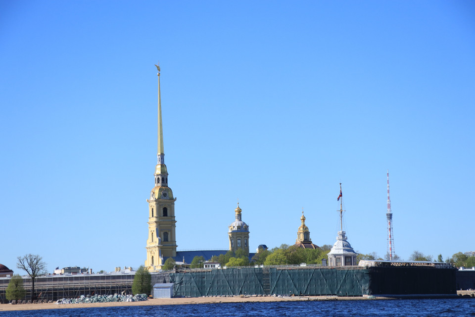 Bồng bềnh trên sông nước ngắm thành phố, những điểm du lịch nổi tiếng của Saint Petersburg lần lượt hiện ra trước mắt chúng tôi với những công trình mang phong cách kiến trúc cổ độc đáo, vườn hoa, khu phức hợp Bảo tàng quốc gia Hermitage, Cung điện mùa Đông…(Ảnh: Hùng Võ/Vietnam+)