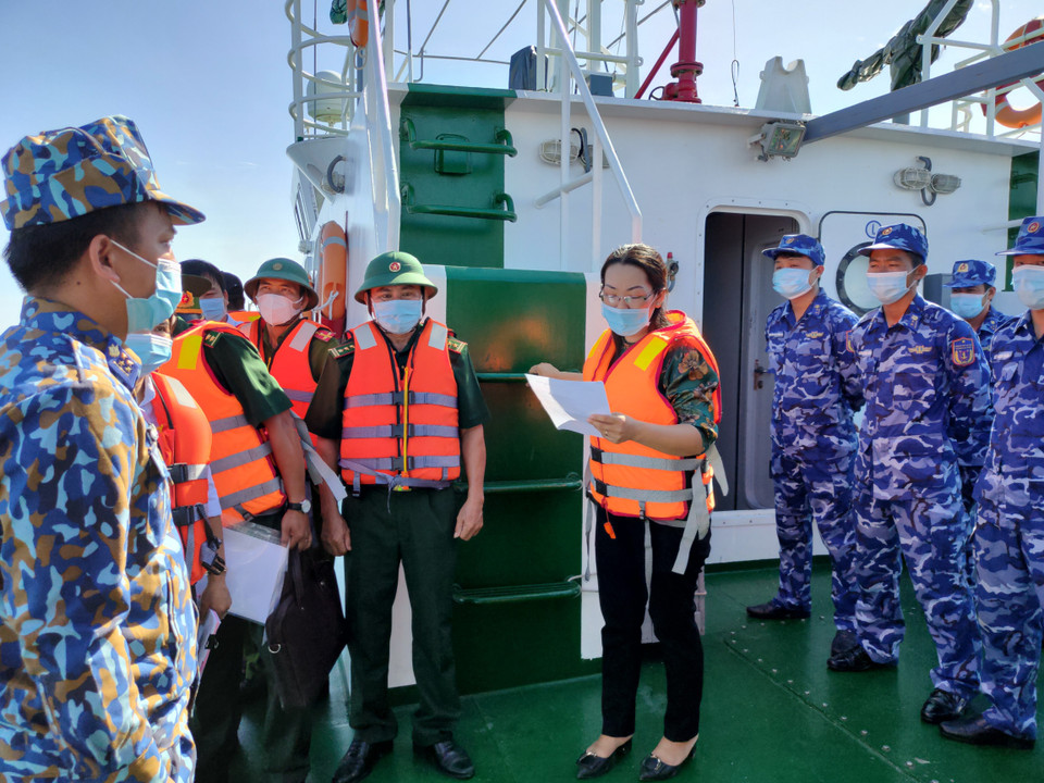 Đại diện Ban bầu cử thị trấn Gành Hào thông qua các Quyết định trước khi tiến hành bầu cử. (Ảnh Chanh Đa/TTXVN)