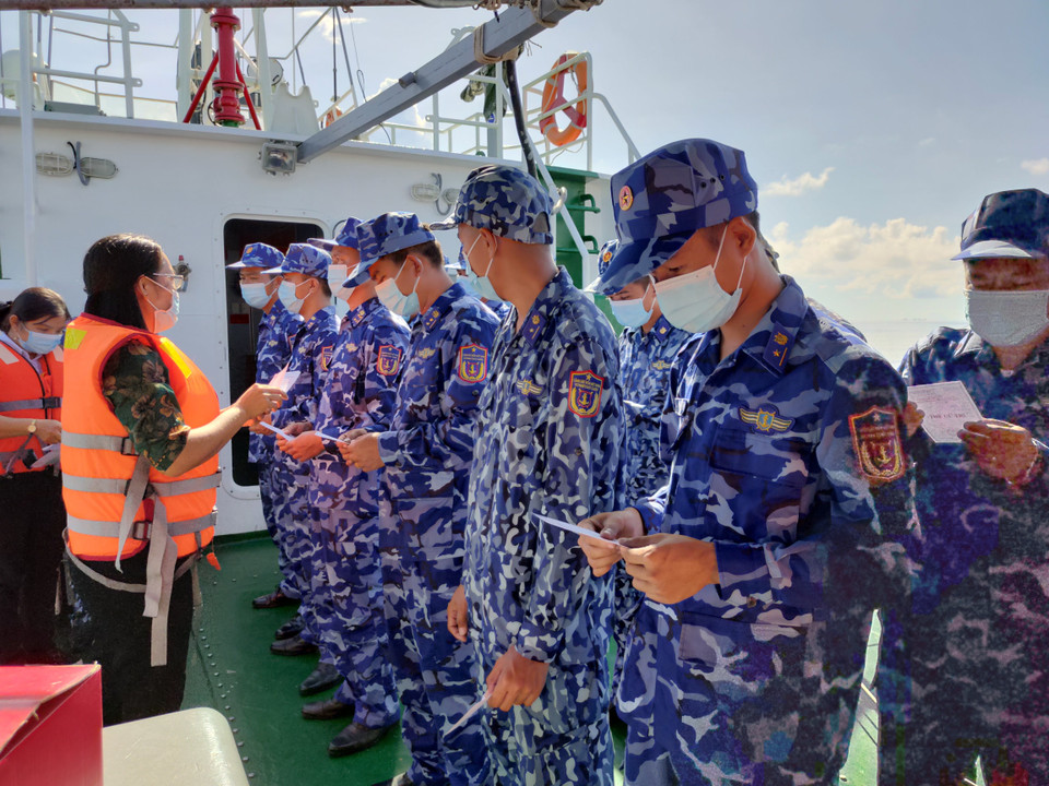 Đại diện Ban bầu cử thị trấn Gành Hào thông qua các Quyết định trước khi tiến hành bầu cử. (Ảnh Chanh Đa/TTXVN)