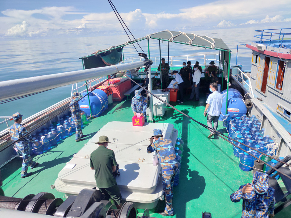 Các chiến sỹ vùng 5 Hải quân bầu cử. (Ảnh Chanh Đa/TTXVN)