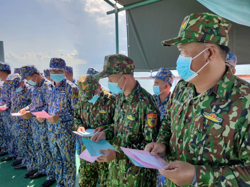 Phát phiếu bầu cử cho chiến sỹ vùng 5 Hải quân và Bộ đội Biên phòng tỉnh Bạc Liêu. (Ảnh Chanh Đa/TTXVN)