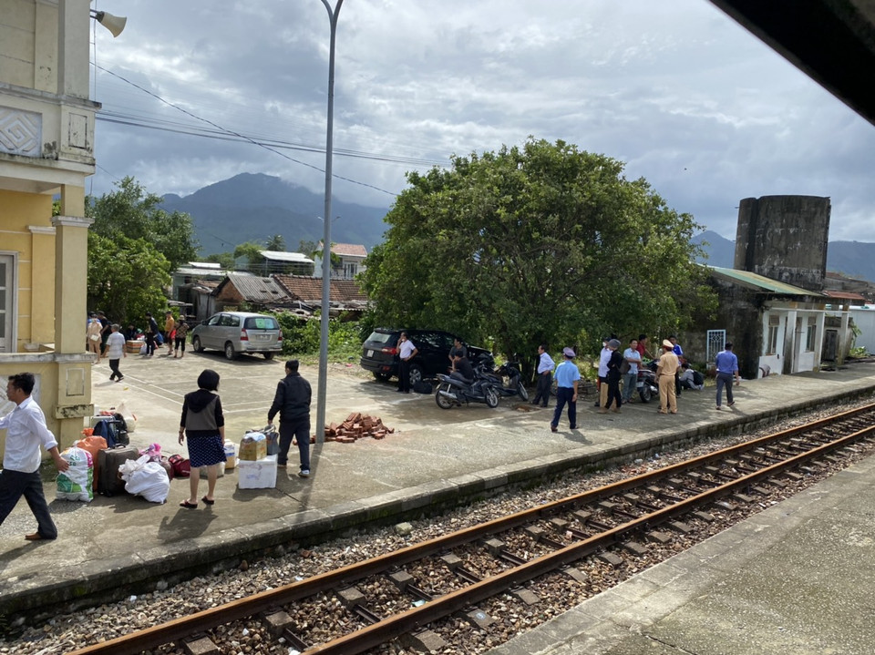 Ước tính, có hơn 1.200 hành khách trên 8 đoàn tàu giữa các ga trong khu vực Đà Nẵng-Huế được chuyển tải. (Ảnh: CTV/Vietnam+)