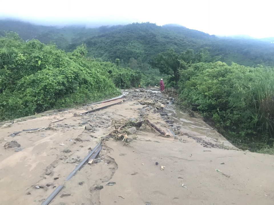 Mưa lũ khiến đất đá và cây đổ tràn ngập trên ray tàu. (Ảnh: CTV/Vietnam+)