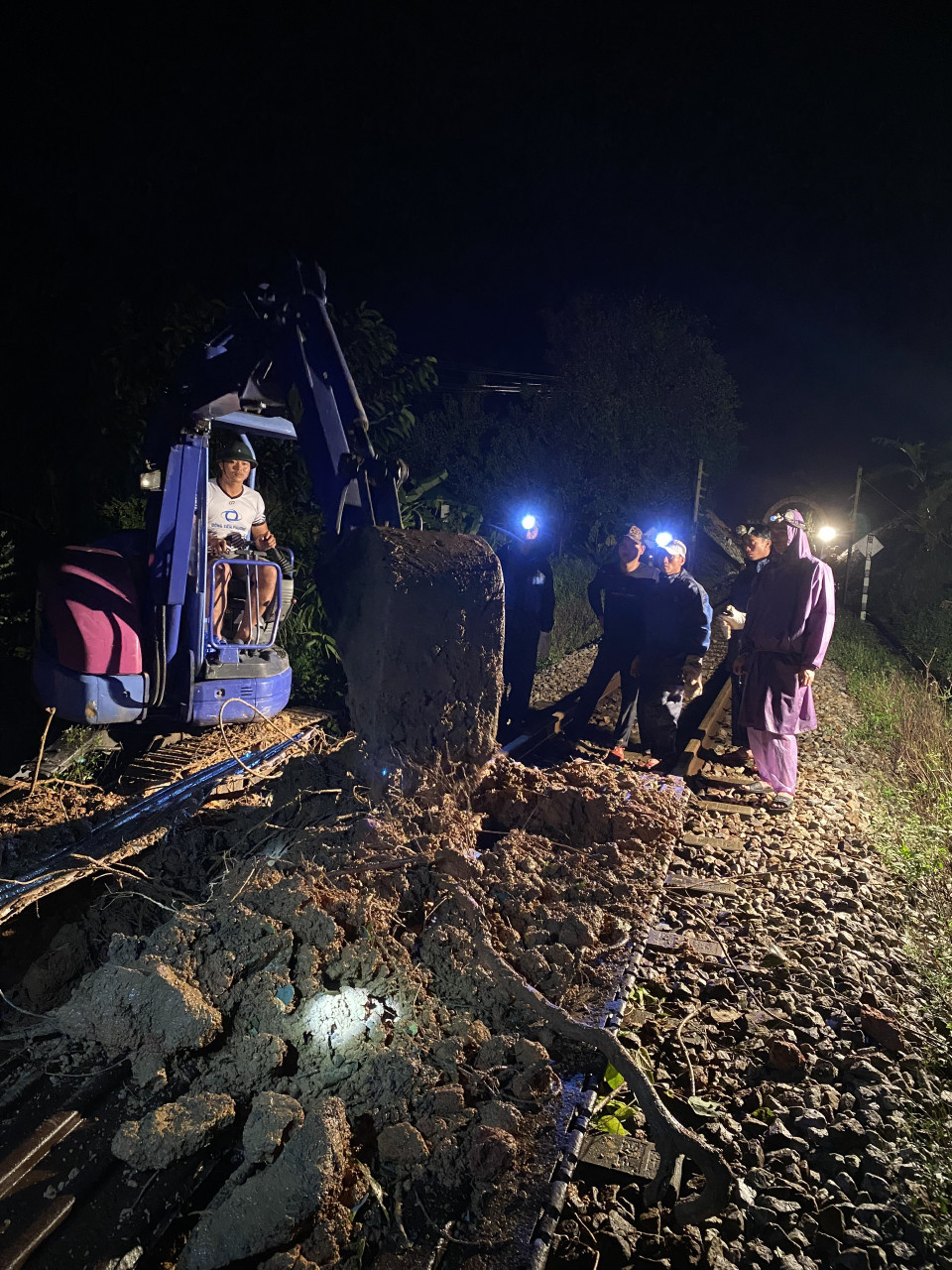 Do ảnh hưởng của mưa lũ miền Trung, đường sắt Bắc-Nam đoạn qua khu vực Thừa Thiên-Huế và Đà Nẵng bị gián đoạn. (Ảnh: CTV/Vietnam+)