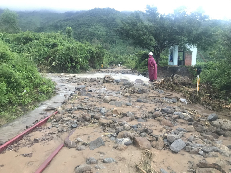Công tác khắc phục sẽ mất rất nhiều thời gian với nhiều điểm đường ray bị vui lấp đất đá. (Ảnh: CTV/Vietnam+)