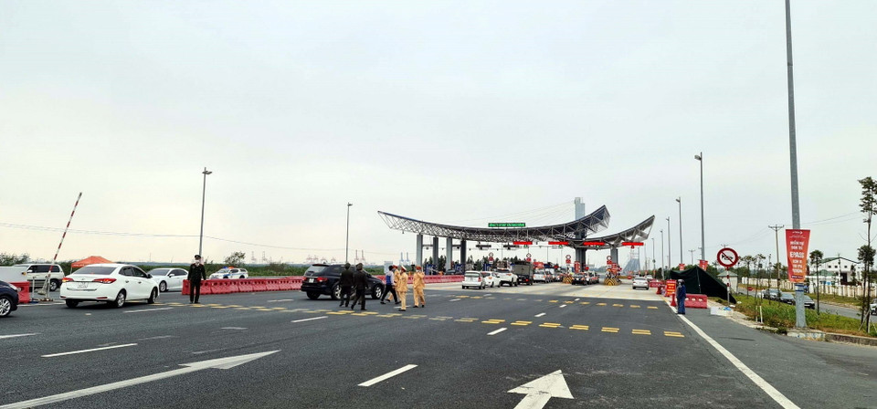 Lực lượng chức năng làm nhiệm vụ hướng dẫn, phân luồng giao thông, khai báo y tế tại chốt trạm cầu Bạch Đằng, thị xã Quảng Yên. (Ảnh: TTXVN)