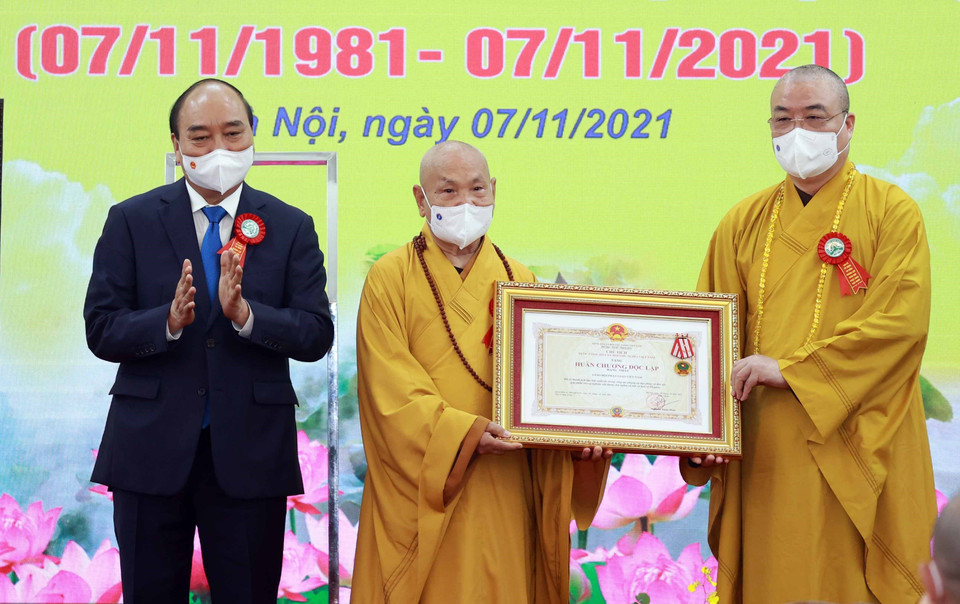 Chủ tịch nước Nguyễn Xuân Phúc trao tặng Huân chương Độc lập Hạng Nhất cho Giáo hội Phật giáo Việt Nam. (Ảnh: Thống Nhất/TTXVN)