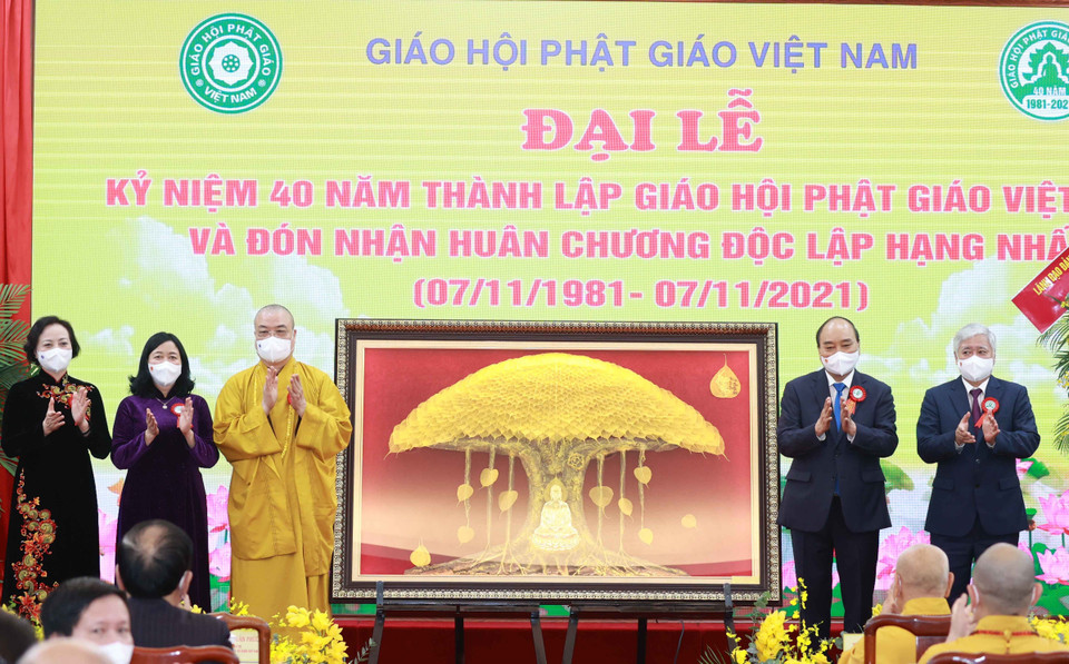 Chủ tịch nước Nguyễn Xuân Phúc tặng bức tranh Cây bồ đề cho Giáo hội Phật giáo Việt Nam. (Ảnh: Thống Nhất/TTXVN)