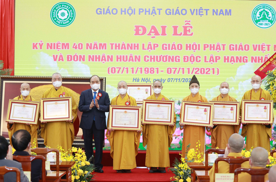 Chủ tịch nước Nguyễn Xuân Phúc trao tặng Huân chương Độc lập hạng Ba và Huân chương Lao động hạng Ba cho các cá nhân của Giáo hội Phật giáo Việt Nam. (Ảnh: Thống Nhất/TTXVN)