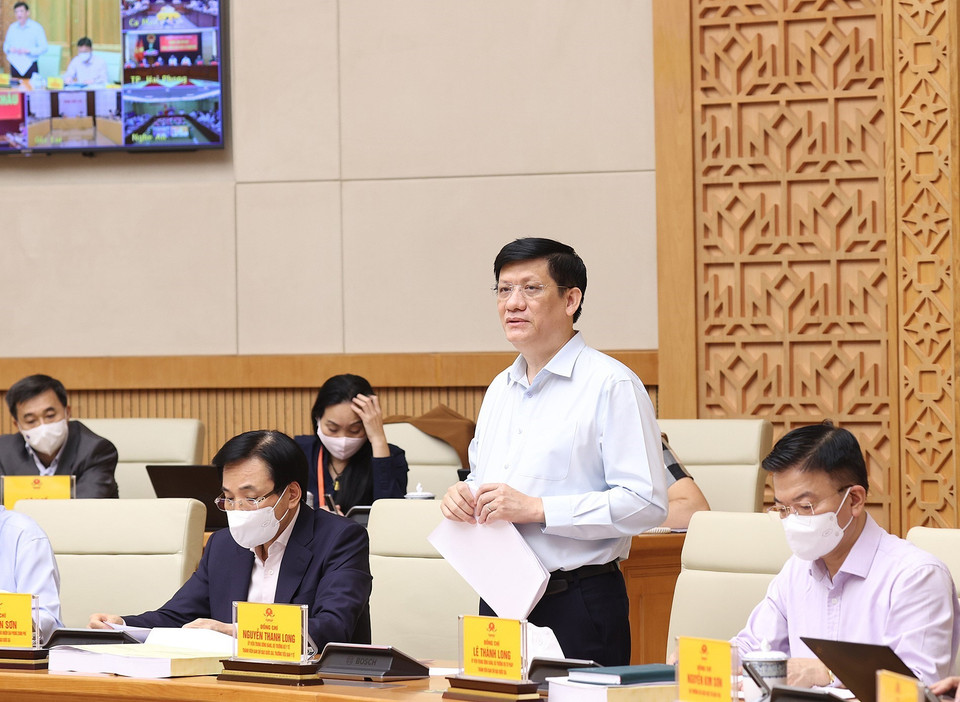 Bộ trưởng Bộ Y tế Nguyễn Thanh Long báo cáo kết quả bước đầu công tác phòng, chống dịch COVID-19 trong đợt dịch bùng phát lần thứ tư. (Ảnh: Dương Giang/TTXVN)