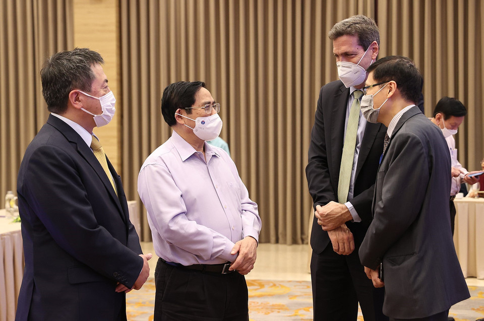 Thủ tướng Phạm Minh Chính với các đại biểu tham dự hội thảo. (Ảnh: Dương Giang/TTXVN)