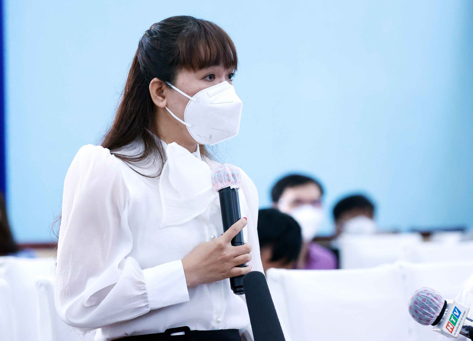 Cử tri Trần Thị Cúc, xã Phước Thạnh, huyện Củ Chi đặt câu hỏi với các đại biểu Quốc hội tại buổi tiếp xúc cử tri. (Ảnh: Thống Nhất/TTXVN)